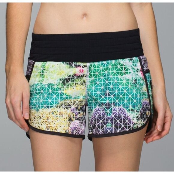 Lululemon Tracker Short II Paradise Grid Athletic Shorts 4 - Picture 2 of 3